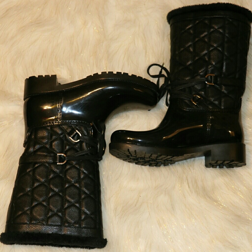 Black snow boots